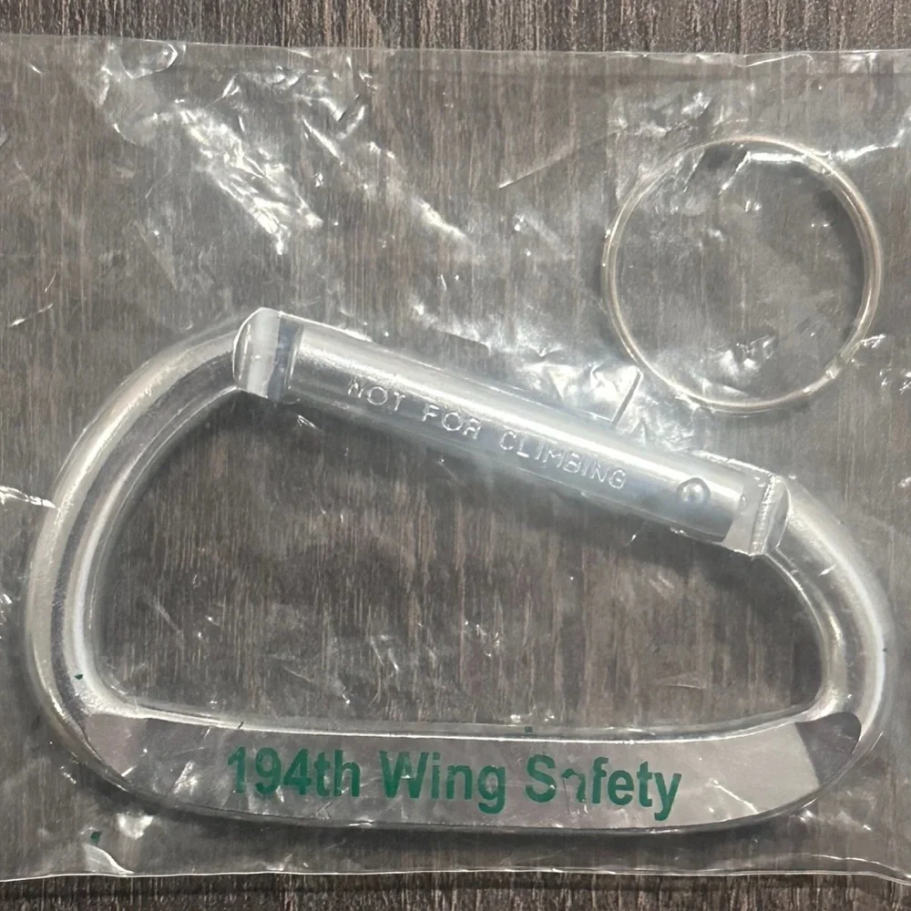 💞 New Military US Air Force 194th Wing Safety Silver Carabiner Keychain